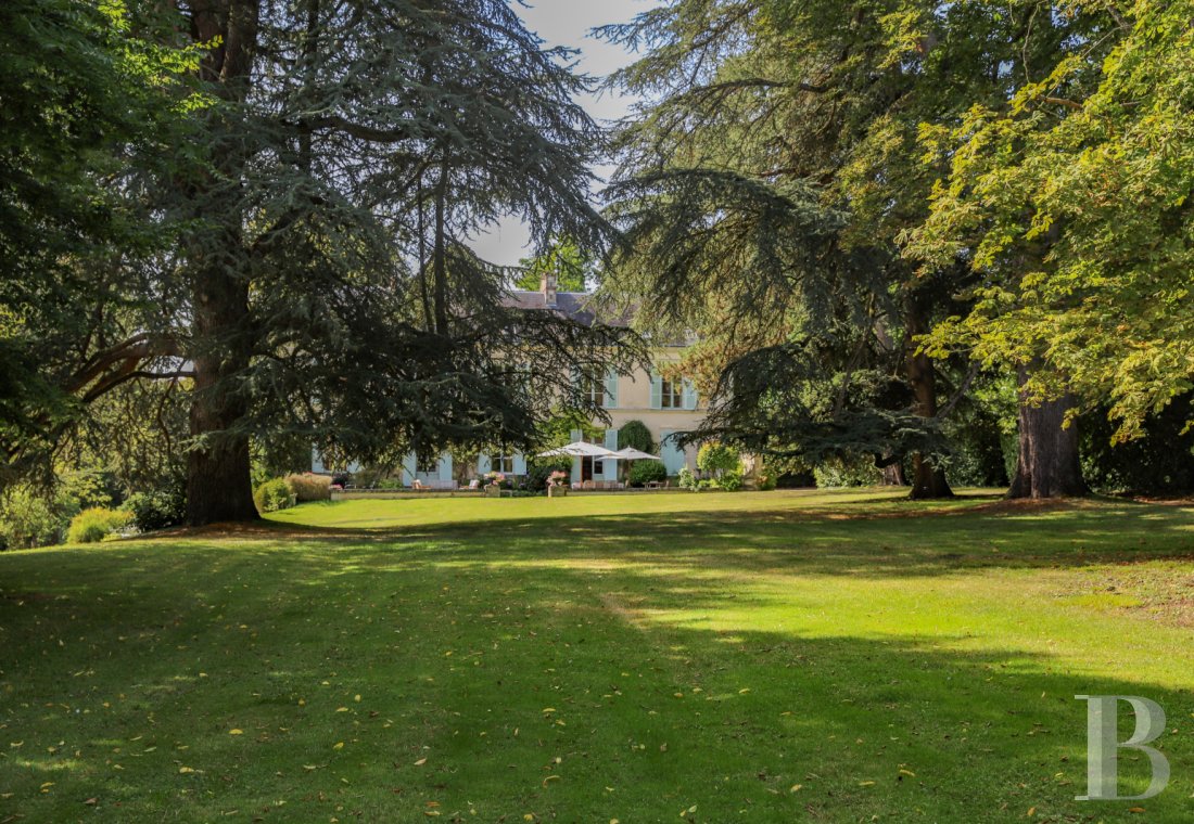 Dans le Perche, au nord-est de Bellême, une maison des 18e et 19e siècle au milieu de grands arbres  - photo  n°4